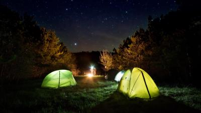 Telte på lejrplads i mørke